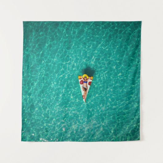 Frau im Pizzafloat Wandteppich (Vorderseite)