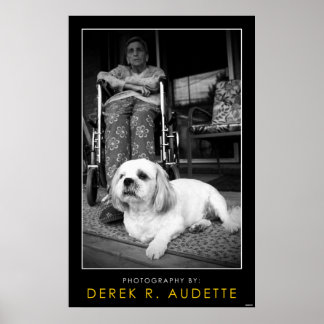 Frau im Rollstuhl und kleiner Hund Poster