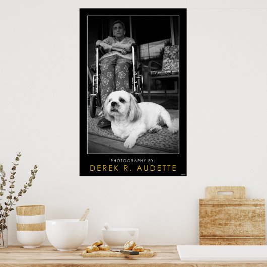 Frau im Rollstuhl und kleiner Hund Poster (Küche)