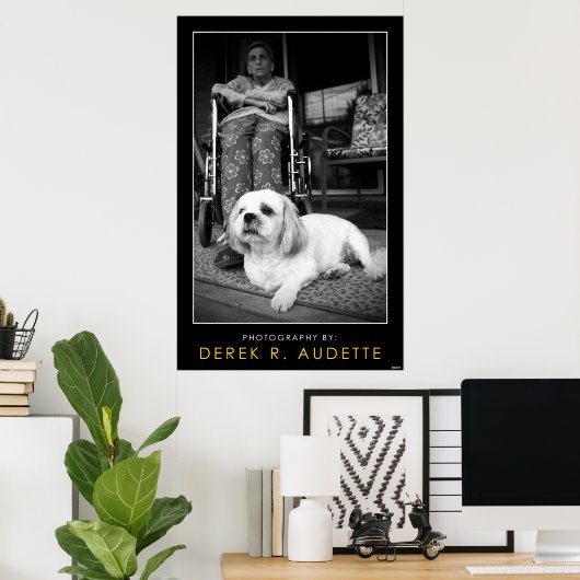 Frau im Rollstuhl und kleiner Hund Poster (Heimbüro)