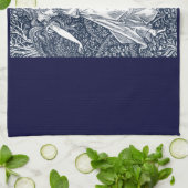 Frau im Wald Geschirrtuch (Gefaltet)