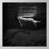 Frau im Wasser Poster (Vorne)