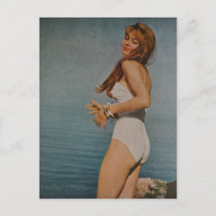 Frau im weißen Badeanzug am Strand 1957 Postkarte