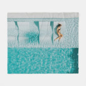 Frau im Wohnzimmer Fleecedecke (Vorderseite (Horizontal))