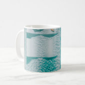 Frau im Wohnzimmer Kaffeetasse (Vorderseite Links)