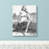 Frau in Bikini Leinwanddruck (Insitu (Holzboden))