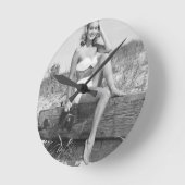 Frau in Bikini Runde Wanduhr (Winkel)