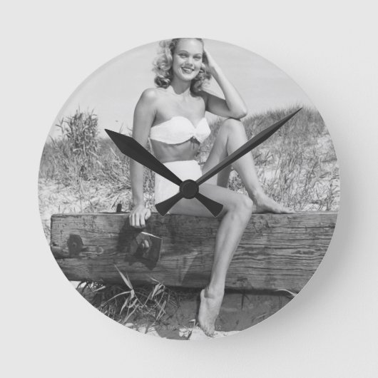 Frau in Bikini Runde Wanduhr (Vorderseite)