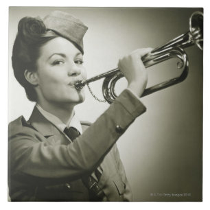 Frau in der Soldat-Uniform Fliese