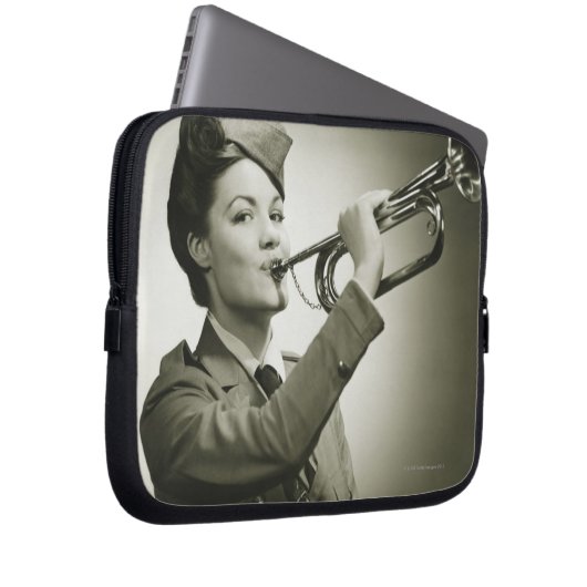 Frau in der Soldat-Uniform Laptopschutzhülle (Vorne Rechts)