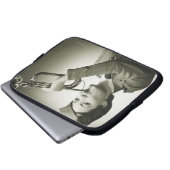 Frau in der Soldat-Uniform Laptopschutzhülle (Vorne Knopf)