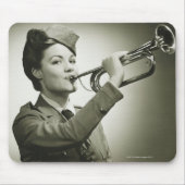 Frau in der Soldat-Uniform Mousepad (Vorne)