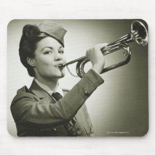 Frau in der Soldat-Uniform Mousepad