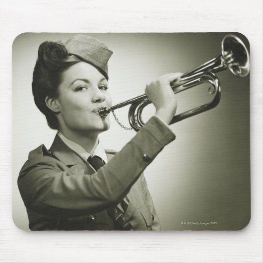 Frau in der Soldat-Uniform Mousepad (Vorne)