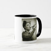 Frau in der Soldat-Uniform Tasse (VorderseiteRechts)