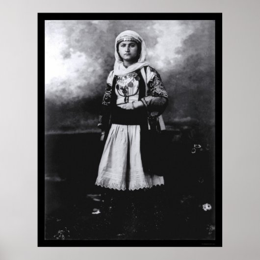 Frau in einem alten griechischen Kostüm 1920 Poster (Vorne)