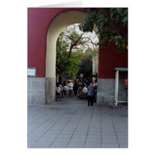 Frau in einem Archway