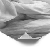 Frau in einem Atelier mit Gesichtsausdruck in ihre Poster (Ecke)