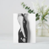 Frau in einem exquisiten schwarzen Kleid Postkarte (Stehend Vorderseite)