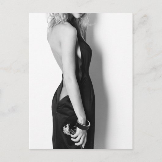 Frau in einem exquisiten schwarzen Kleid Postkarte (Vorderseite)