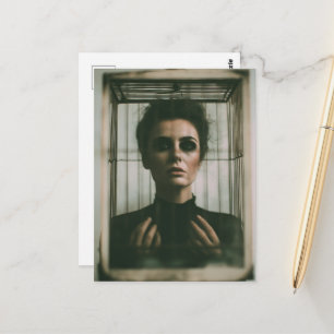 Frau in einem Käfig befreit sich Surrealistische K Postkarte