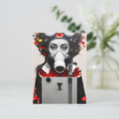 Frau in einer Gasmaske mit roten Blume Postkarte (Stehend Vorderseite)
