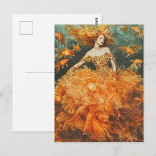 Frau in einer Goldfisch-Kleidermode Postkarte