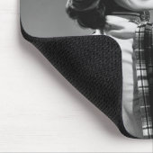 Frau in einer Kappe Mousepad (Ecke)