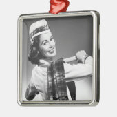 Frau in einer Kappe Ornament Aus Metall (Links)