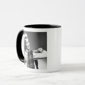 Frau in einer Kappe Tasse (Vorderseite Links)