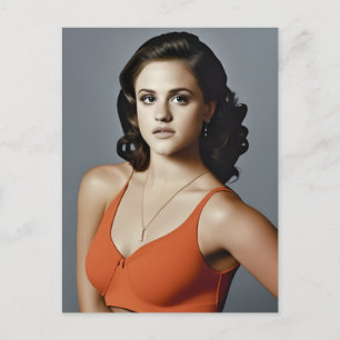 Frau in einer Orangen Sporthalle Postkarte