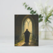 Frau in einer verlassenen Kirche Postkarte (Stehend Vorderseite)