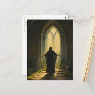 Frau in einer verlassenen Kirche Postkarte