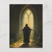 Frau in einer verlassenen Kirche Postkarte (Vorderseite)
