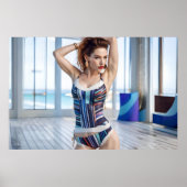 Frau in farbenfroher Umgebung Poster (Vorne)