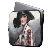 Frau in gestickter Bluse Laptopschutzhülle (Vorderseite Links)