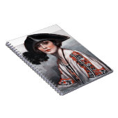 Frau in gestickter Bluse Notizblock (Rechte Seite)