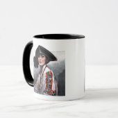 Frau in gestickter Bluse Tasse (Vorderseite Links)