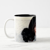 Frau in gestickter Bluse Zweifarbige Tasse (Links)