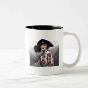 Frau in gestickter Bluse Zweifarbige Tasse