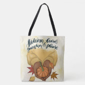 FRAU IN GOLD SWEATER HOLDING TINY PUMPKIN TASCHE (Vorderseite)