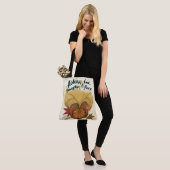 FRAU IN GOLD SWEATER HOLDING TINY PUMPKIN TASCHE (Am Model)