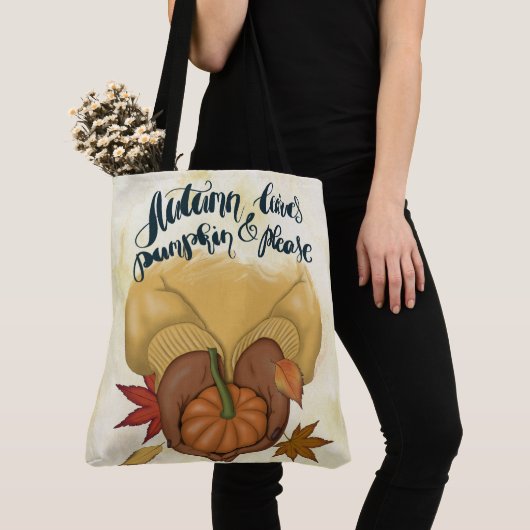 FRAU IN GOLD SWEATER HOLDING TINY PUMPKIN TASCHE (Von Nahem)