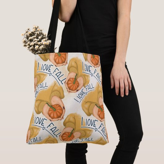 FRAU IN GOLD SWEATER HOLDING TINY PUMPKIN TASCHE (Von Nahem)