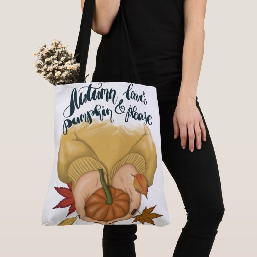 FRAU IN GOLD SWEATER HOLDING TINY PUMPKIN TASCHE (Von Nahem)