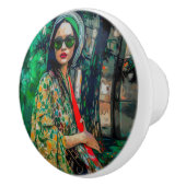 Frau in grüner Sonnenbrille Keramikknauf (Rechts)