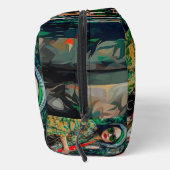 Frau in grüner Sonnenbrille Waschbeutel (Rechts)