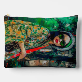 Frau in grüner Sonnenbrille Zubehörtasche