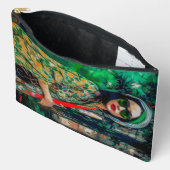 Frau in grüner Sonnenbrille Zubehörtasche (Offen)