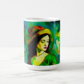 Frau in Grünhut Kaffeetasse (Mittel)